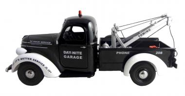 INTERNATIONAL D-2 Pickup als Abschleppfahrzeug "Day-Nite-Garage" 