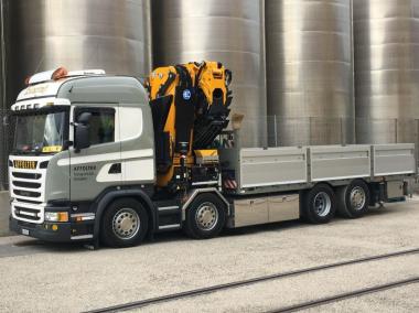 SCANIA R 8x4 mit FASSI 1100 und Pritsche "Affolter" 