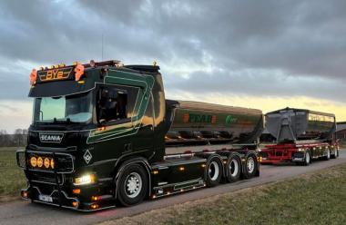 SCANIA R 8x4 with Roll-Off-Trailer "Bye Peab Asphalt" 