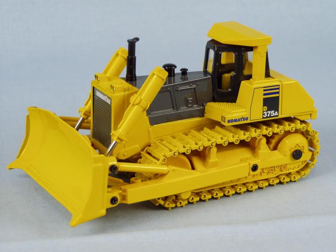 KOMATSU Raupe D 375 A mit Metallkette 