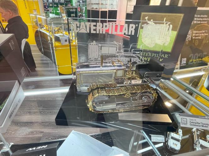 CATERPILLAR Twenty Track-Type-Tractor "100th Anniversary" Luxury Version 