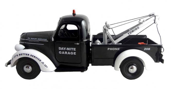 INTERNATIONAL D-2 Pickup with Wrecker Boom "Day-Nite-Garage" 