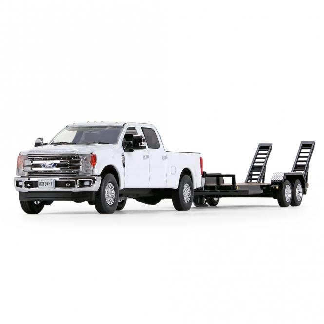 FORD F-250 Super Duty Pickup mit Tandem Tieflader, weiß 