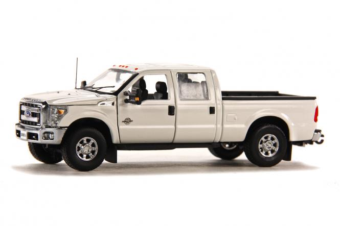 FORD F250 Pickup with Crew Cab & 6ft Bed, white/chrome 