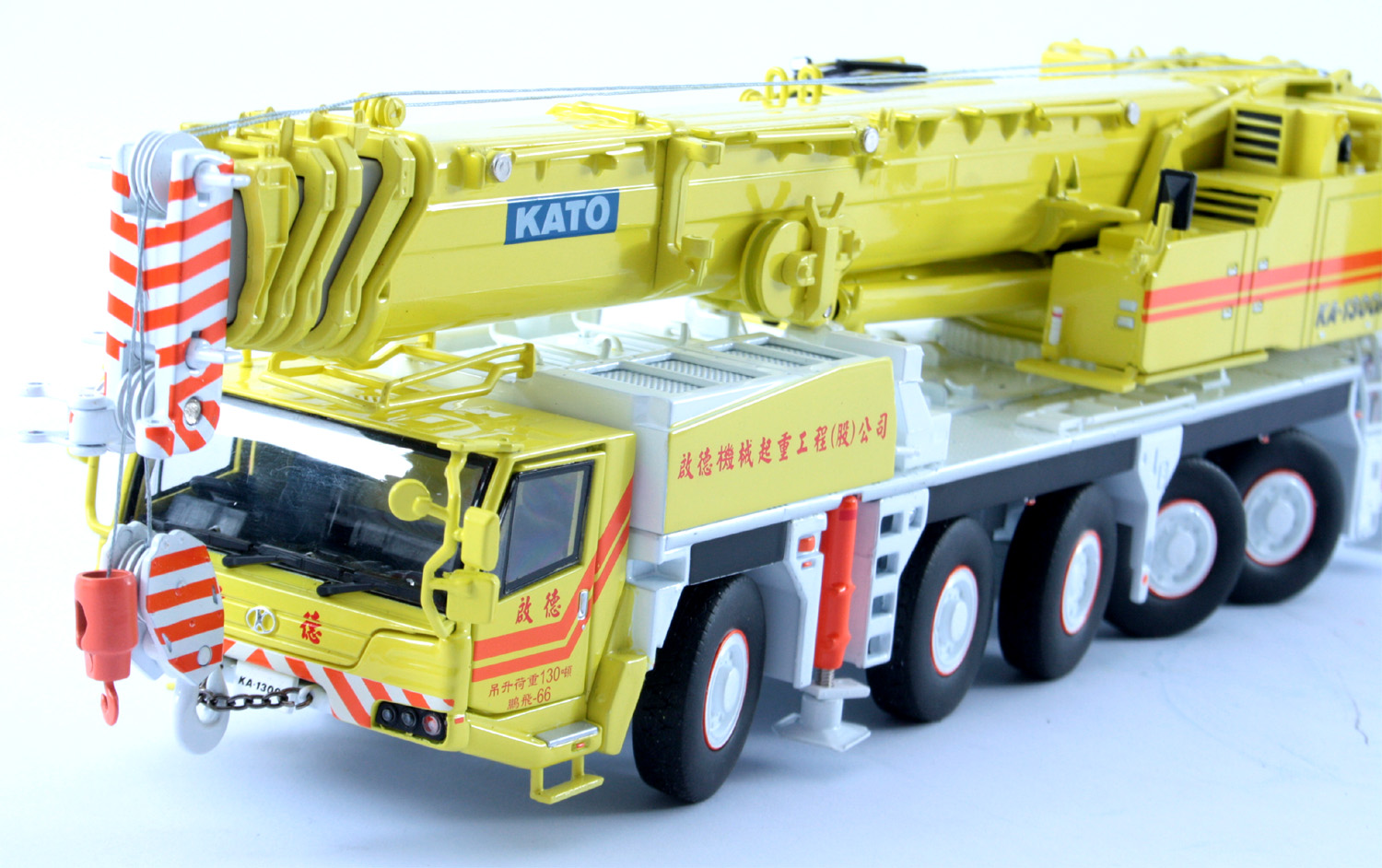 www.scalemodels.de | KATO 5axle Mobile Crane KA1300R "CHI DEH