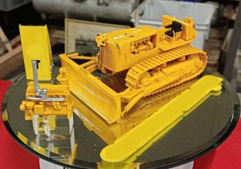 CAT Raupe D9D mit Seilschild und Metallketten 