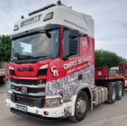 SCANIA R 6x2 mit 3achs Tieflader "Chris Bennett" 